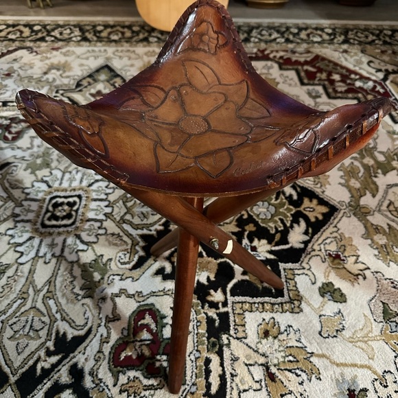 Leather Folding ‘Horse Saddle Style’ 3 Leg Stool - Picture 4 of 9